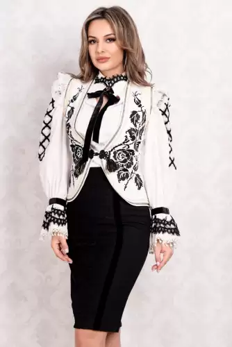 Vesta cu motive traditionale si volanase din tul brodat Legendaria by Venezia
