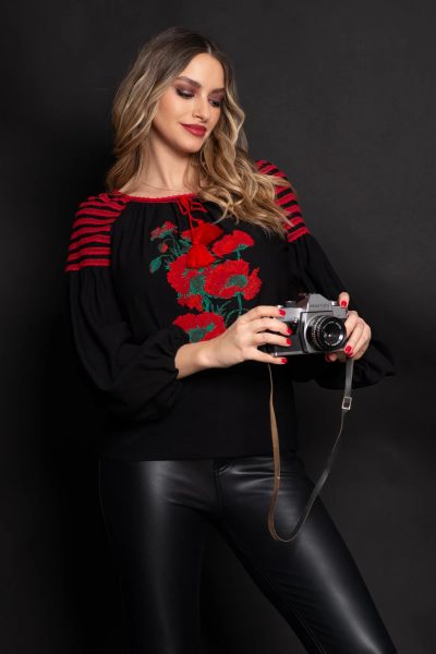 Bluza Effect neagra din vascoza cu broderie florala rosie si maneci bufante