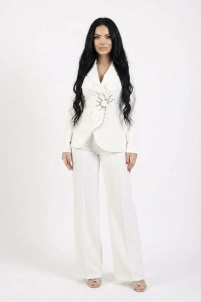 Compleu alb elegant cu format din sacou cambrat cu detaliu pretios si pantaloni evazati