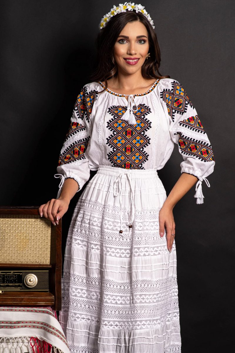 Ie alba cu broderie multicolora Ilinca cu motivul rombului