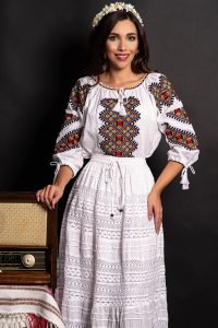 Ie alba cu broderie multicolora Ilinca cu motivul rombului