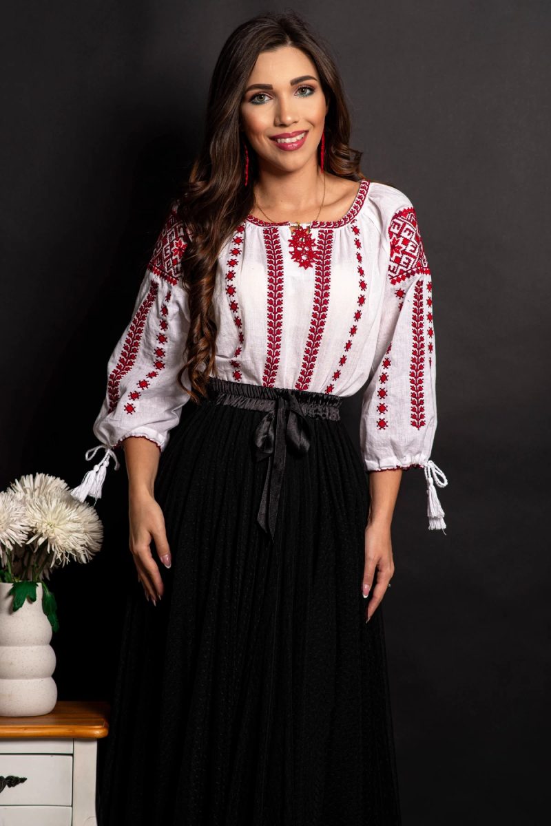 Ie alba din bumbac Marioara cu broderie rosie traditionala