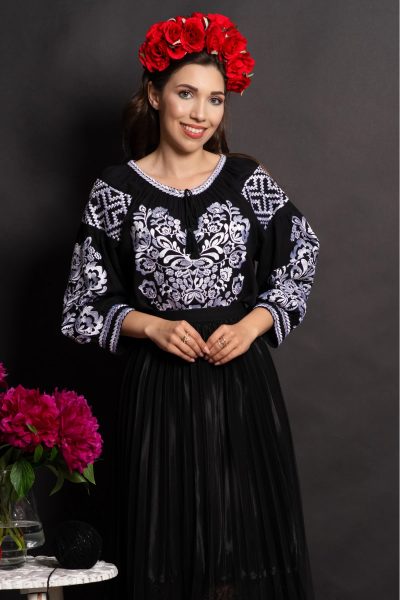 Ie dama neagra traditionala din vascoza Marisol cu lalele brodate