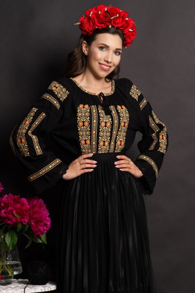 Ie traditionala neagra Lioara cu maneca clopot si broderie florala