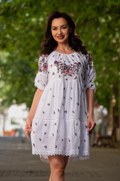 Rochie traditionala alba din bumbac Flavia in clos cu flori multicolore brodate