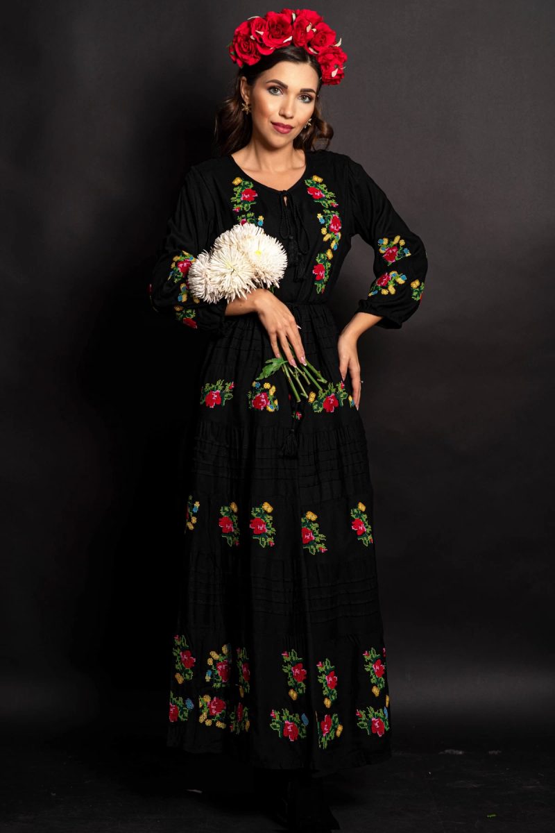 Rochie traditionala Doina Neagră brodata cu trandafiri rosii si galbeni