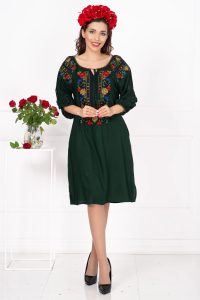 Rochie traditionala verde Aura cu flori brodate si maneci perforate